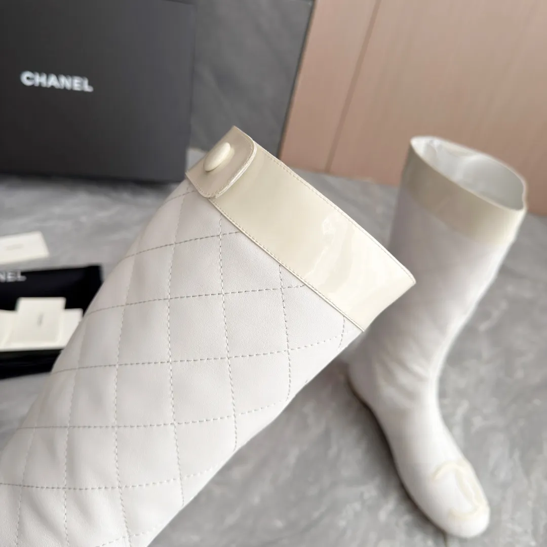 👟👟Ex-factory price 1040👟👟 High version of Chanel CHANEL, 🌞🌞🌞The latest boots from Xiaoxiang 2025 autumn and winter counter, a must-have item for this autumn and winter! ! Ms. Chanel loves simple yet irresistible combinations to show her unique style. Mix and match freely to shine⚡Follow Grandma’s fashion steps! ! ! The top-notch craftsmanship and texture are perfectly presented. No matter any details, you can compare them with the counters. The best quality products can be entered and exited from the counters at will! ! ❶Material: imported cowhide ❷Inner lining: sheepskin lining ❸Feet: sheepskin lining ❹Outsole: original molded sole ❺Heel height: 2 cm ❻Boot shaft height: 13 inches ❼Number: 35-40 (40 and 41 are customized and cannot be returned)